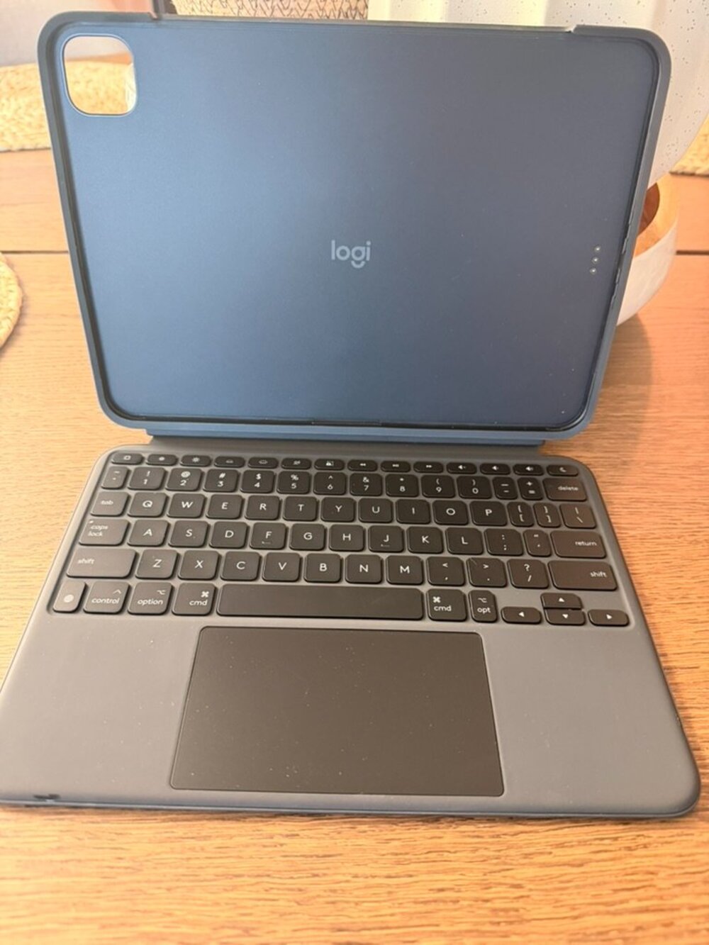 iPad 11 Pro Logi Case with Keyboard (Combo Touch)